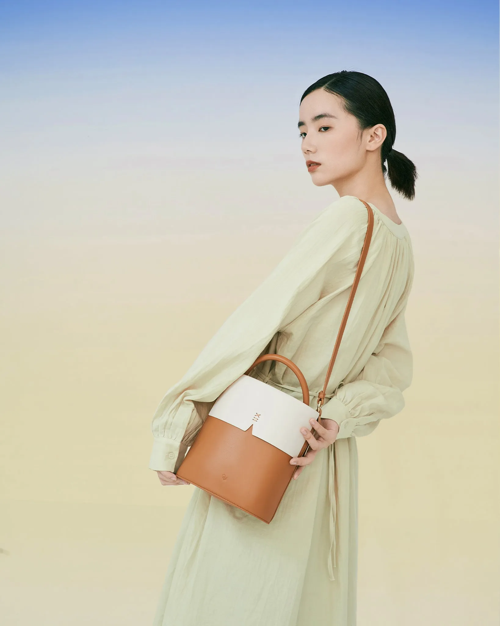 Gaia Bucket Bag - BLACK & OAT