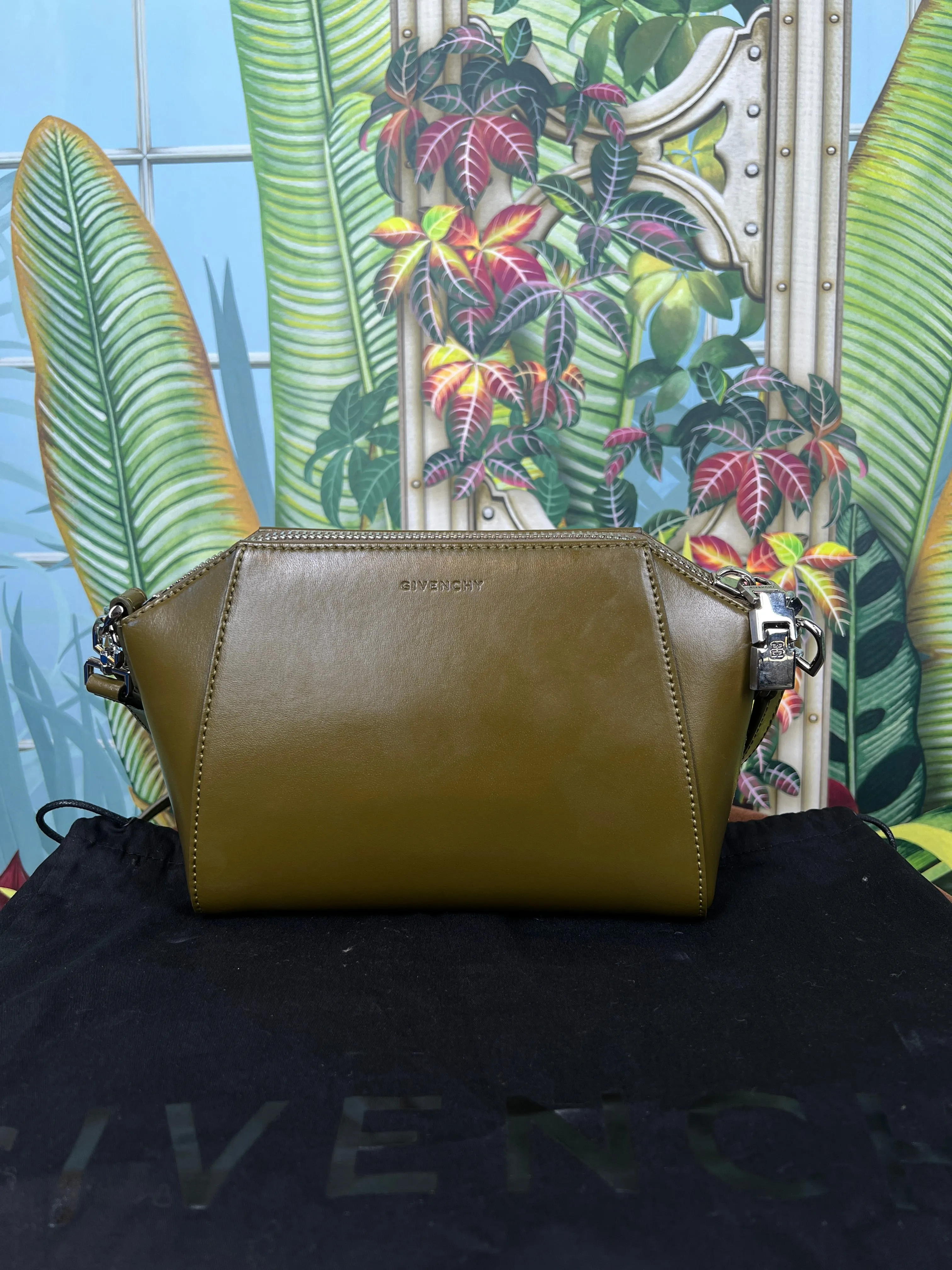 Givenchy Antigona XS mini leather shoulder bag